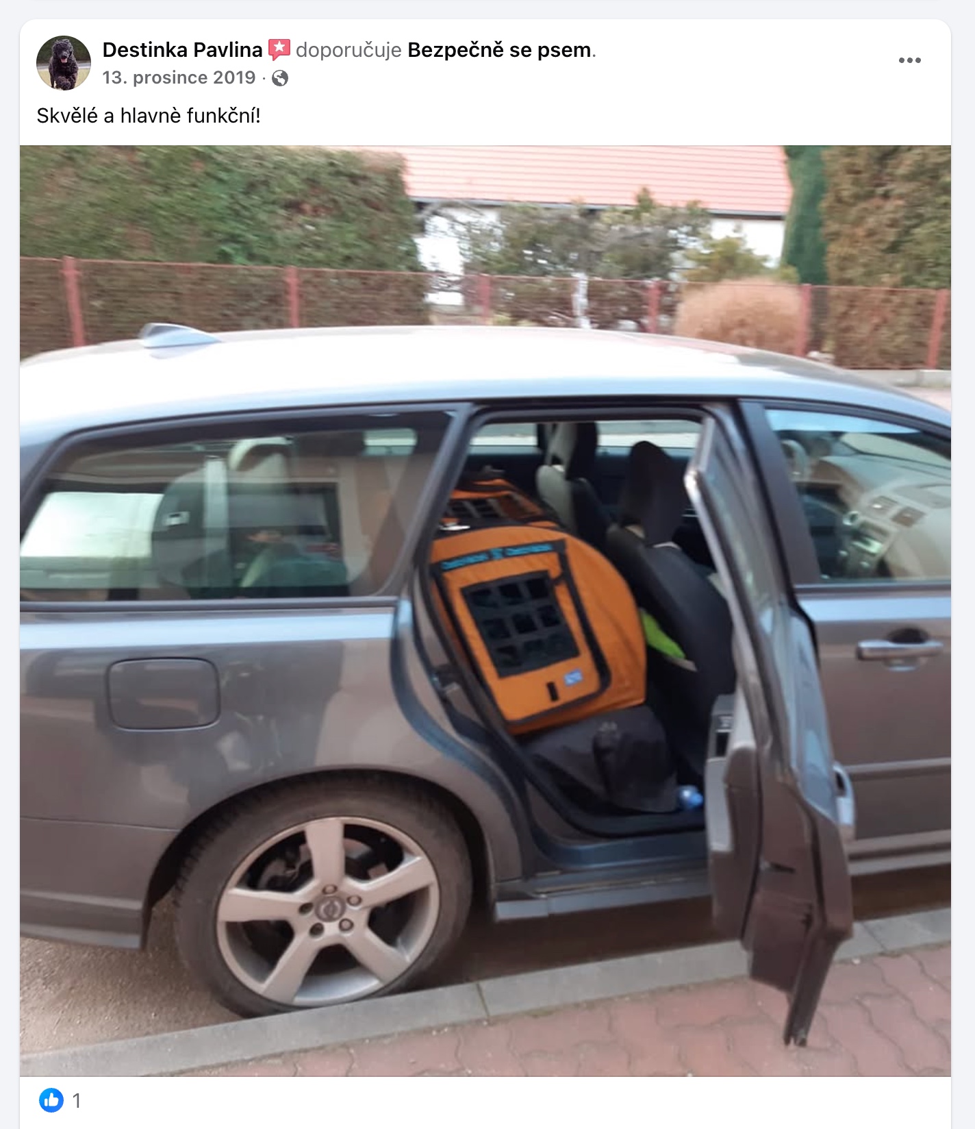 Recenze na Facebooku s fotkou CestoVáčku nainstalovaného v autě, skvělé a funkční
